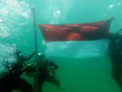 Lantamal IV Terjunkan 63 Penyelam Kibarkan Bendera Merah Putih di Bawah Laut Bintan