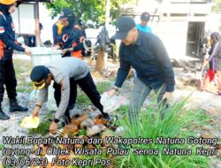 Perangi Sampah Plastik, Wakil Bupati Natuna dan Polisi Perbatasan Gotong Royong di Pulau Senoa
