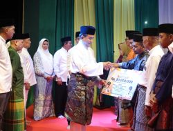 Hadiri Tabligh Akbar, Menko Yusril Serahkan Bantuan Pemprov Kepri untuk Warga Lingga Serta Ajak Warga Kepri Jaga Keislaman dan Kemelayuan