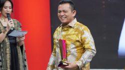 Gubernur Ansar Menerima Penghargaan Inovator Ekonomi Inklusif Daerah