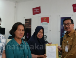 Sekretaris Daerah Kabupaten Natuna serahkan Sertifikat Halal Kepada Pelaku UMKM 